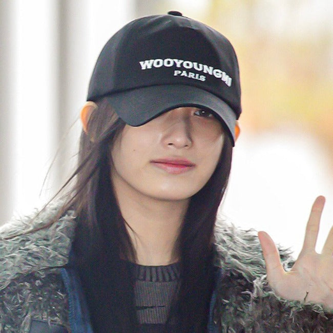 (국내배송, 당일출고) 우영미 WOOYOUNGMI PARIS 로고 자수 볼캡 ~4Color~ (카즈하, 이서 착용)
