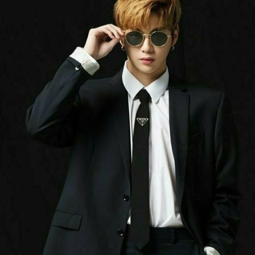 (국내배송, 당일출고) 프라다 삼각 로고 넥타이 (강다니엘,남주혁,비와이 착용)