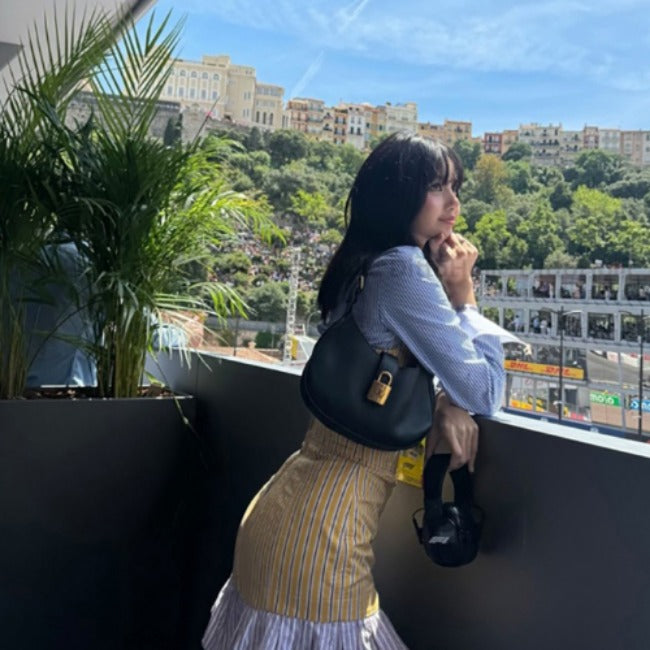 루이비통 로우 키 숄더백 (리사 착용)